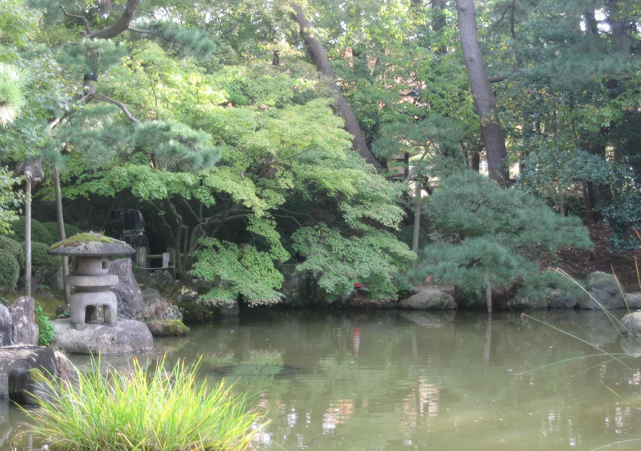 白山公園の池畔にある石灯籠